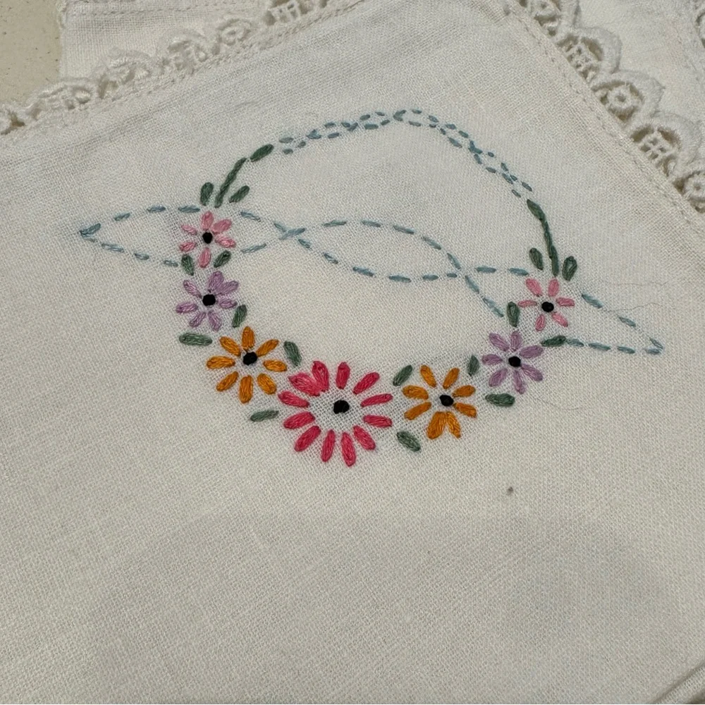 Vintage Hand Embroidered Linen  Floral w/Crocheted Lace Border 4/ Napkins